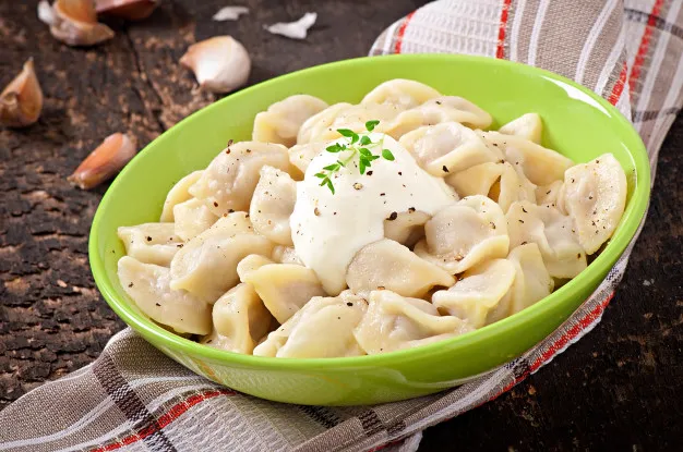 Ruskie, z kurkami, gruzińskie na słono i na słodko – krótki przewodnik po pierogach
