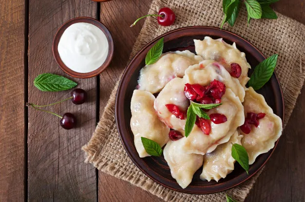 Ruskie, z kurkami, gruzińskie na słono i na słodko – krótki przewodnik po pierogach