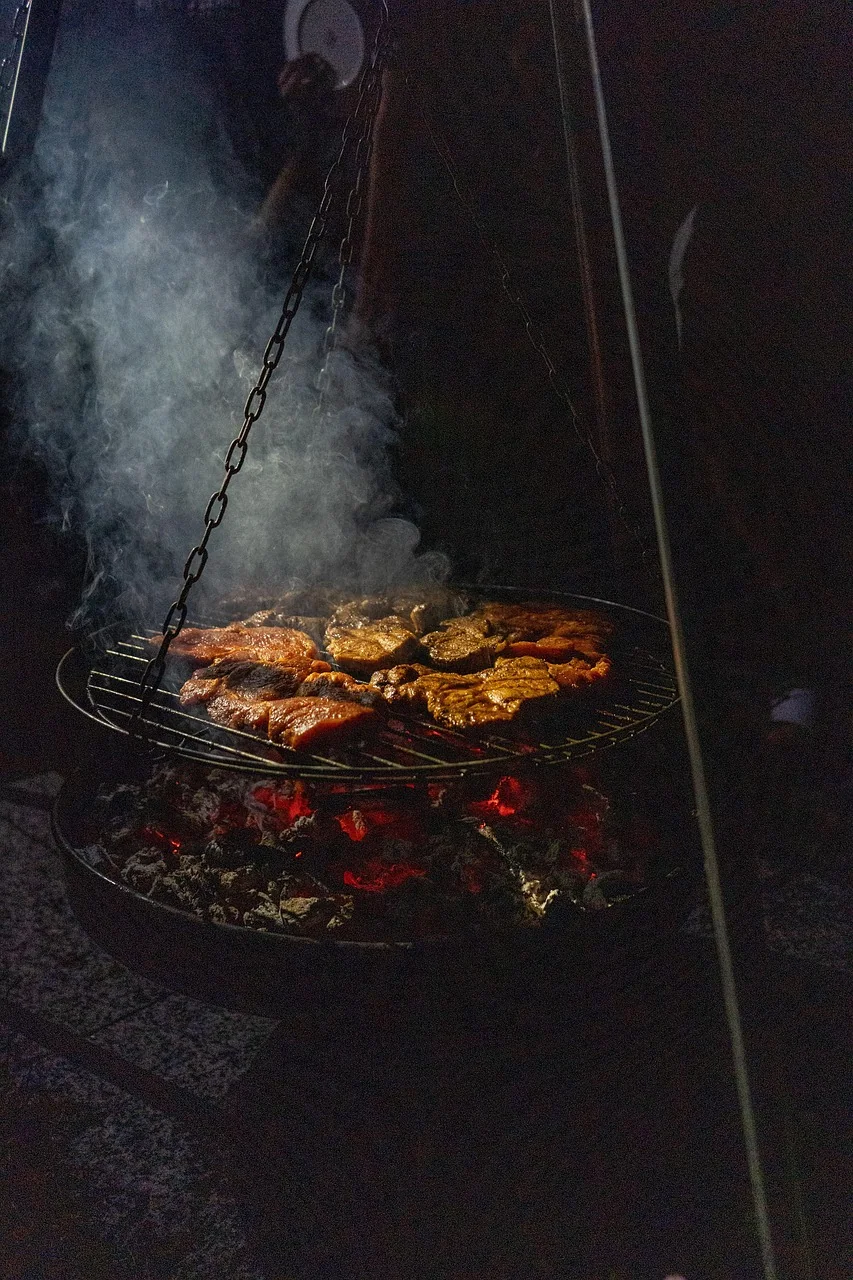 Soczysty stek z antrykotu grillowany na ruszcie gazowym, z wyraźnymi śladami przypieczenia i apetyczną teksturą mięsa.
